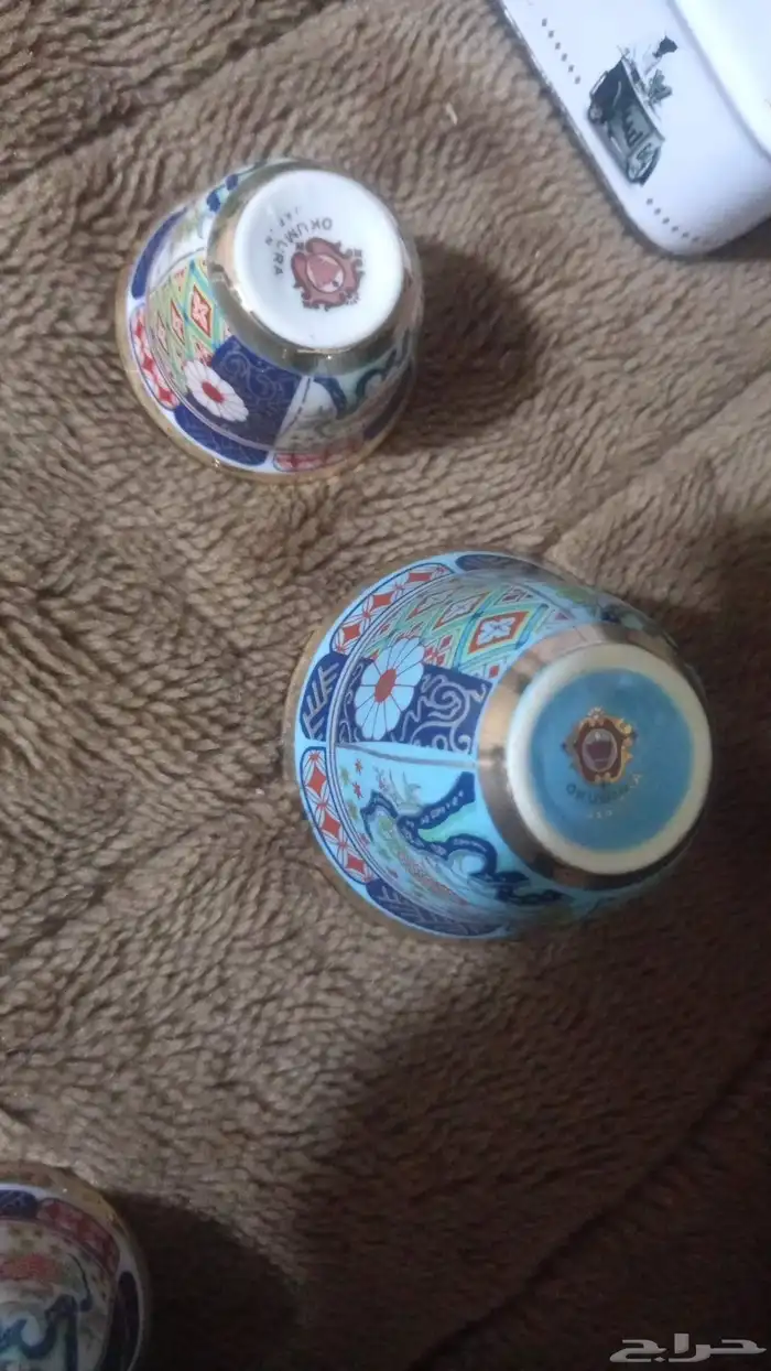 فنجانين عليهم شعار تابع لقوى الدفاع البحريني فنجان كبير ا 1