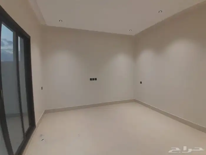 للبيع شقه دور ثاني مع ملحق وسطح مستقل ف حي الحسام 17