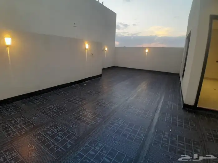 للبيع شقه دور ثاني مع ملحق وسطح مستقل ف حي الحسام 19