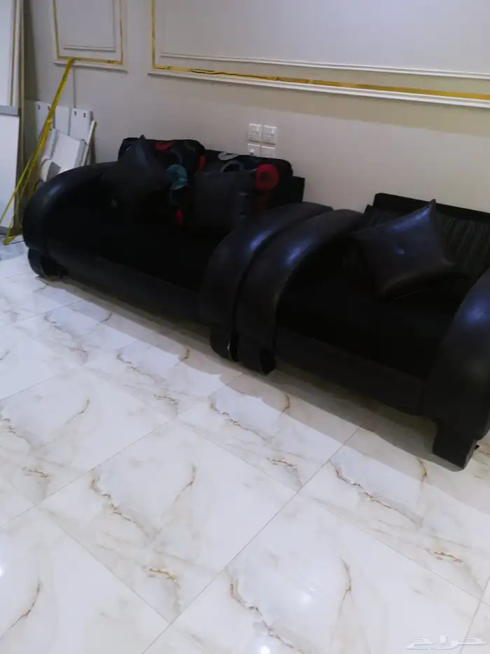 كنب اسود خشب قوي واسفنج مريح 3