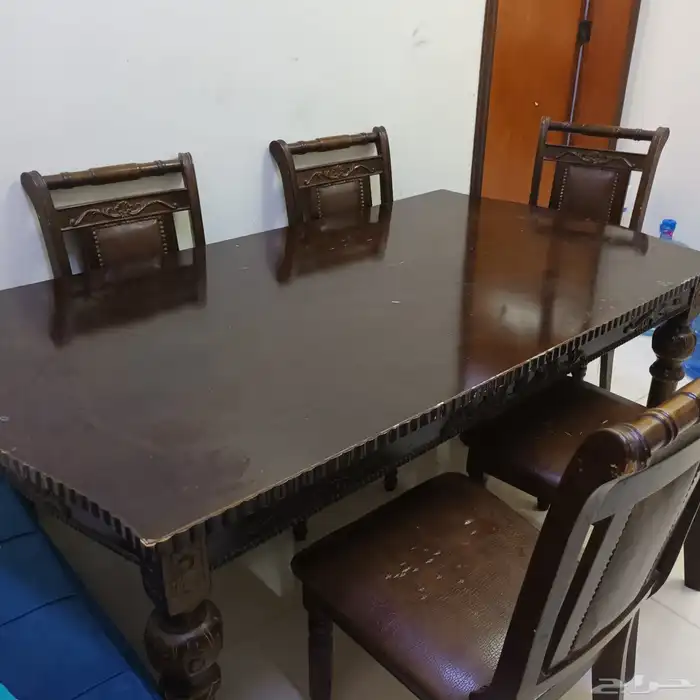 اثاث للبيع كنب اربعه كراسي وكنبه 3نفر وطاولة طعام 0