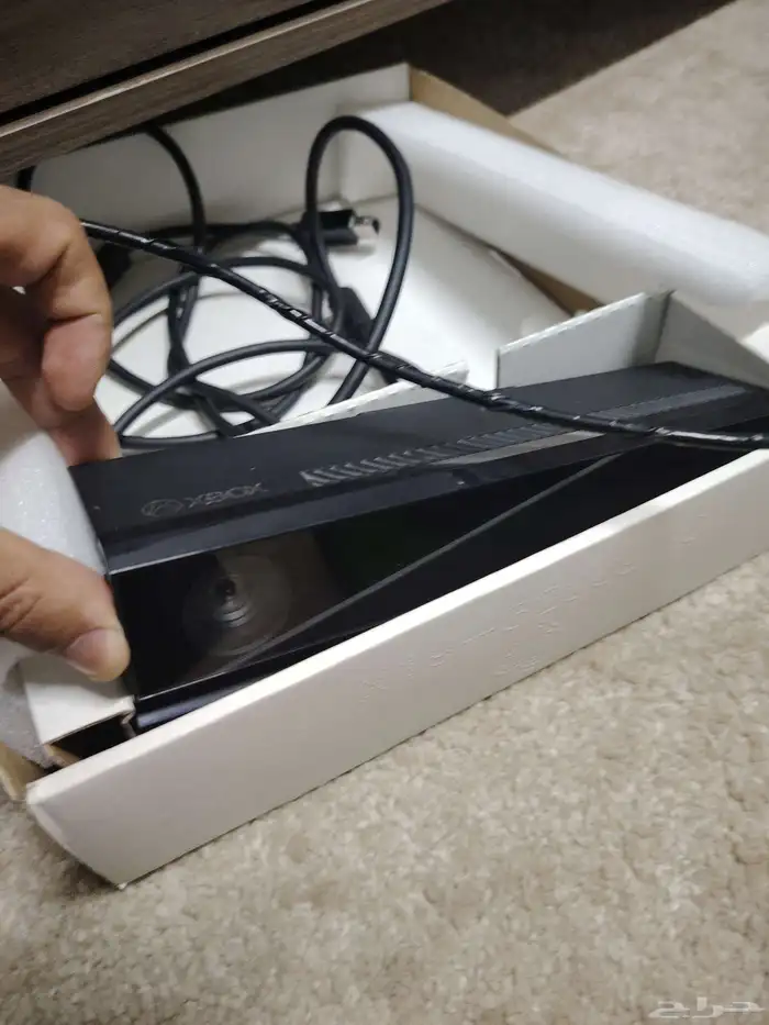 اكس بوكس ون مع يديتين وبطاريتين وشاحنهم والكميراء 5