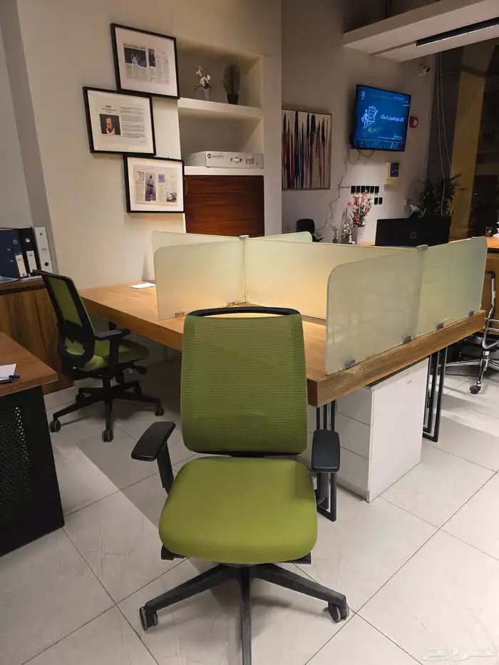 مكتب عمل مقسم 4 بارتشن مع 4 كلرسي و 4 وحدة ادراج 5