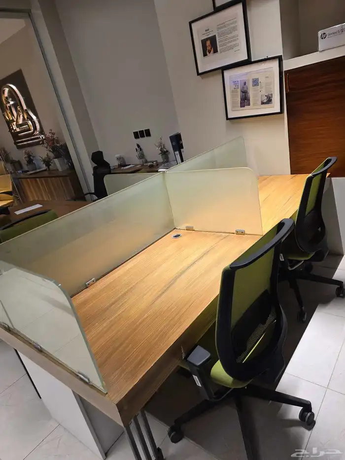 مكتب عمل مقسم 4 بارتشن مع 4 كلرسي و 4 وحدة ادراج 2