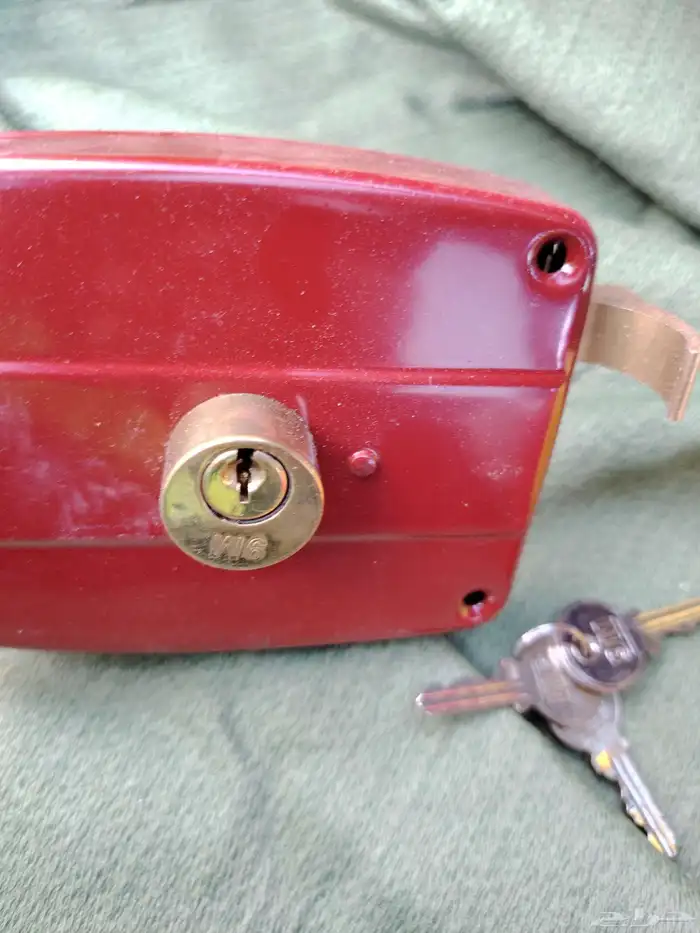 هذا قفل باب كهربائي (safety latch lock). 2