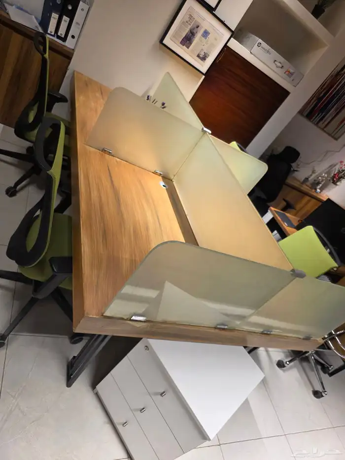 مكتب عمل مقسم 4 بارتشن مع 4 كلرسي و 4 وحدة ادراج 3