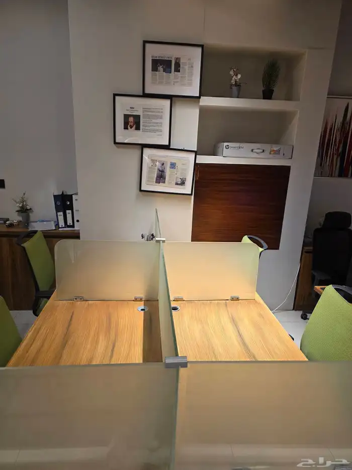 مكتب عمل مقسم 4 بارتشن مع 4 كلرسي و 4 وحدة ادراج 1