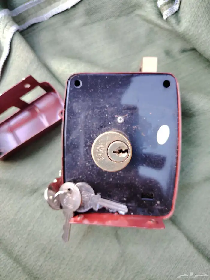 هذا قفل باب كهربائي (safety latch lock). 1