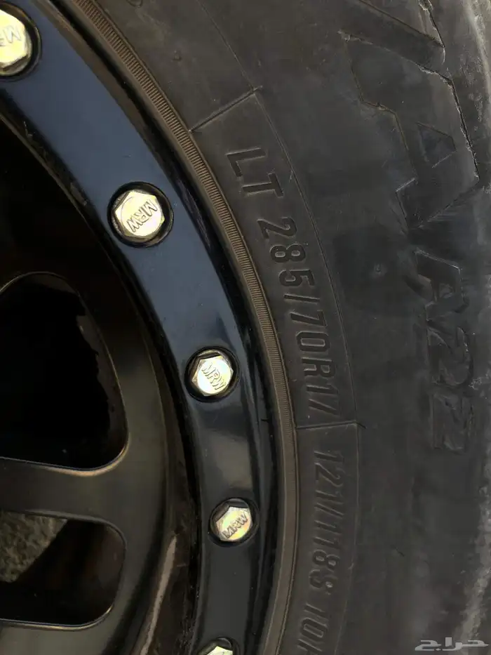 نعرض لكم كفرات حجري بجنوطها ميثود شبه جديد مقاس 285 70 17 7