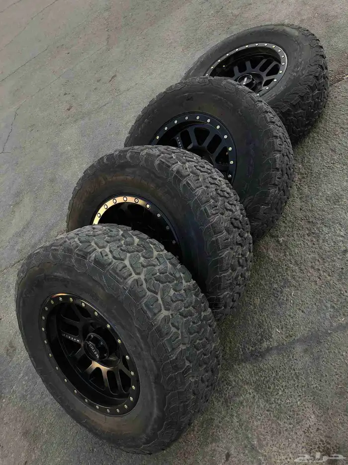 نعرض لكم كفرات حجري بجنوطها ميثود شبه جديد مقاس 285 70 17 6