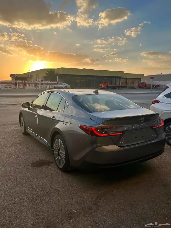 تويوتا كامري LE هايبرد 2025 3