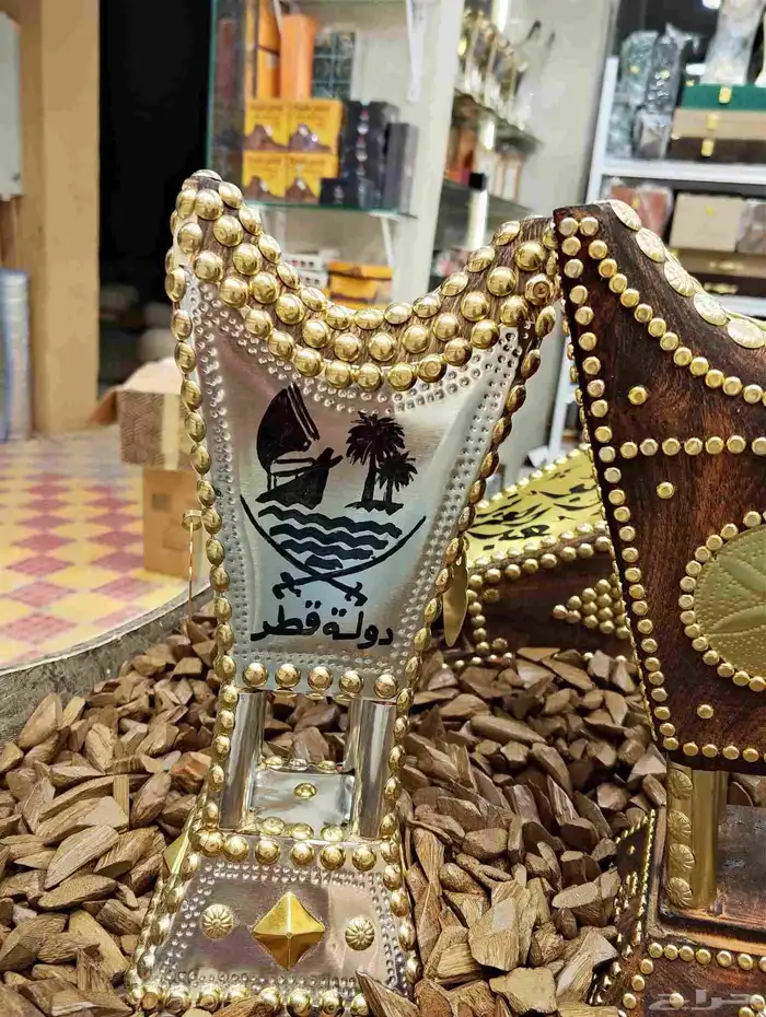 خطاط ورسام بالجدار حروف بارزه 7