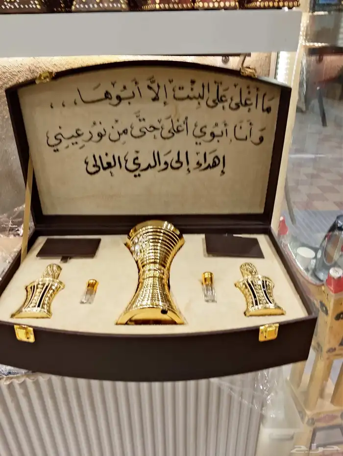 خطاط ورسام بالجدار حروف بارزه 4