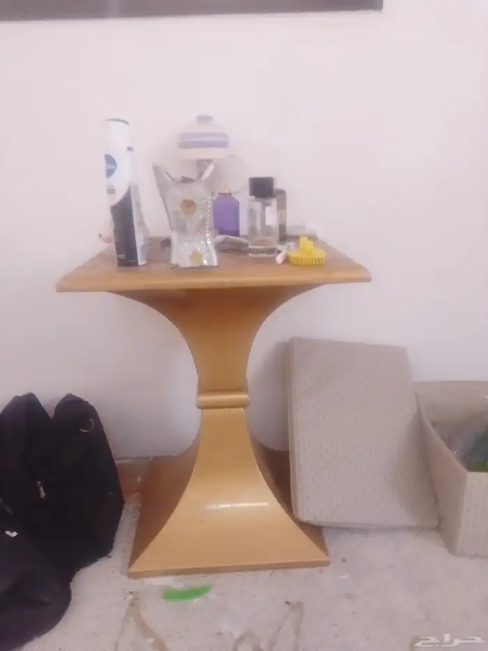 طاوله ذهبيه مستخدمه نظيفه مع مكوا 0