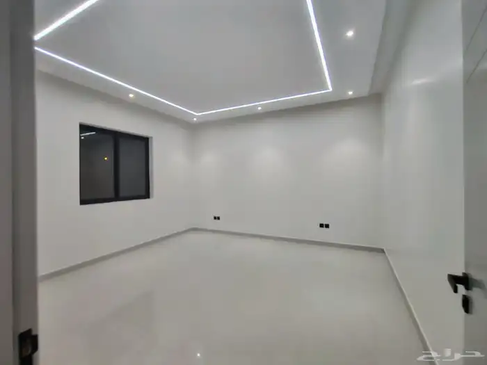 شقة جديده للايجار بالمهديه 3 غرف وصاله طابق اول السعر 50 الف 0