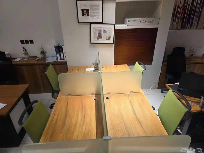 مكتب عمل مقسم 4 بارتشن مع 4 كلرسي و 4 وحدة ادراج 0