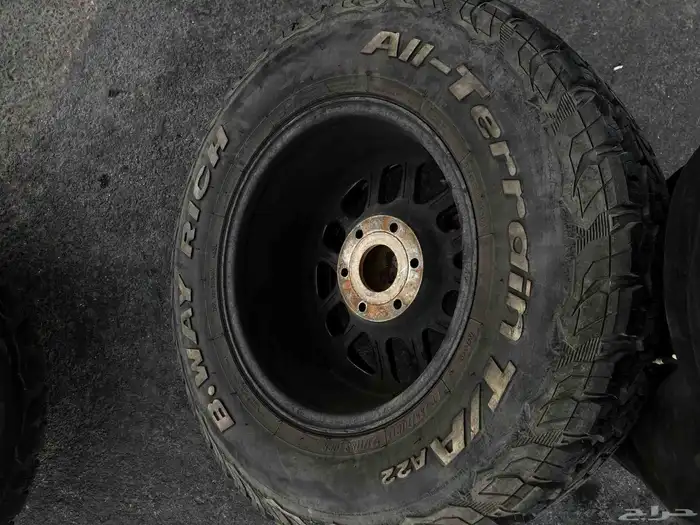 نعرض لكم كفرات حجري بجنوطها ميثود شبه جديد مقاس 285 70 17 2