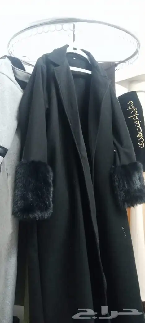 عباية شتويه جوخ مزينة بفرو ناعم متوفره بلونين اسود وبني 2