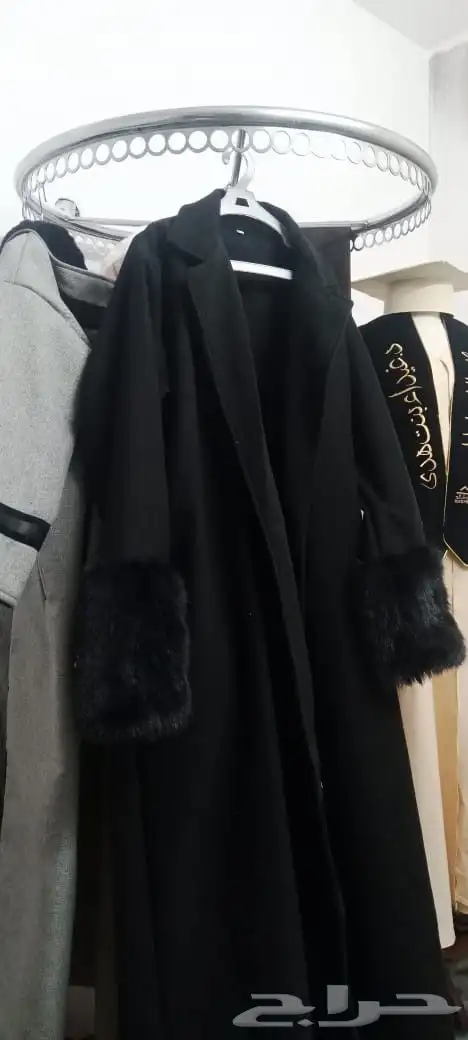 عباية شتويه جوخ مزينة بفرو ناعم متوفره بلونين اسود وبني 3