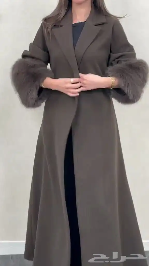 عباية شتويه جوخ مزينة بفرو ناعم متوفره بلونين اسود وبني 0