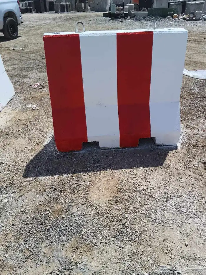 حواجز خرسانيه مناهيل مصدات قواعد اناره زينة حدائق 1
