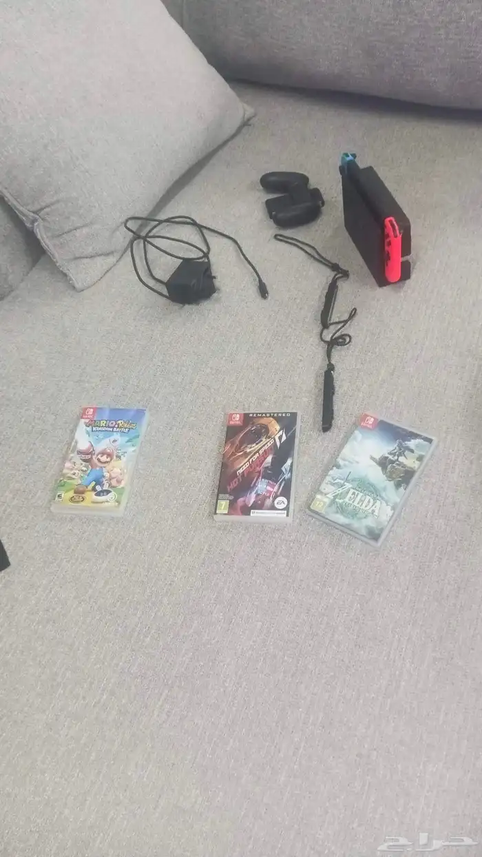 نيتندو سويتش مستعمل كل اغراضو بدون كرتون مع ثلاث اشرطه 0