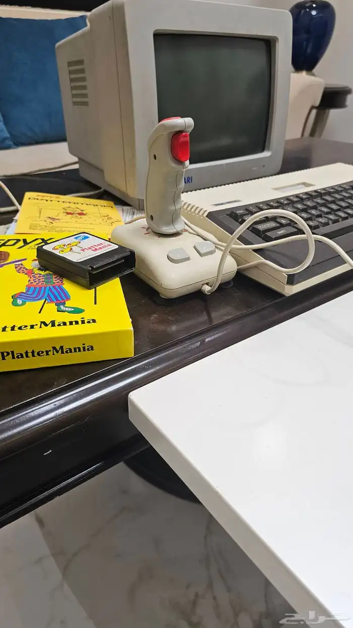 كمبيوتر اتاري قديم نادر شاشة مع جهاز 1