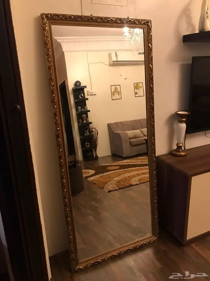 مراية متر في متر وسبعين نظيفة بس خدش صغيرغير واضح 0