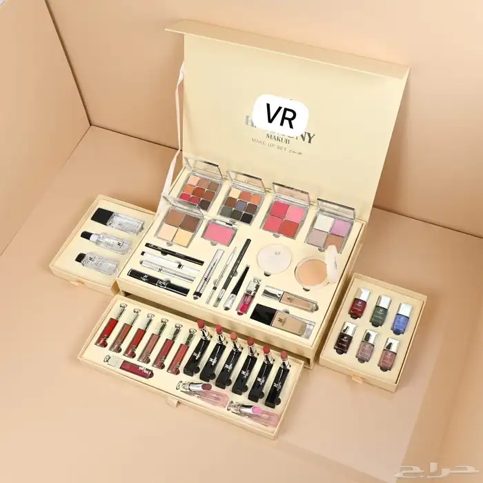 مجموعة اي شادوا احترافية مكونك من 18 لونا  تتيح لك اطلالات م 0