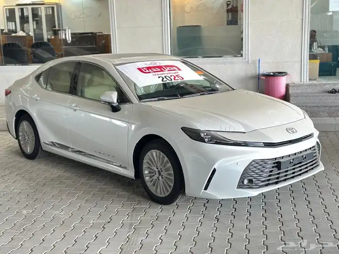 تويوتا كامري LE بنزين اللون أبيض لؤلؤي موديل 2025 تقسيط وكاش 0