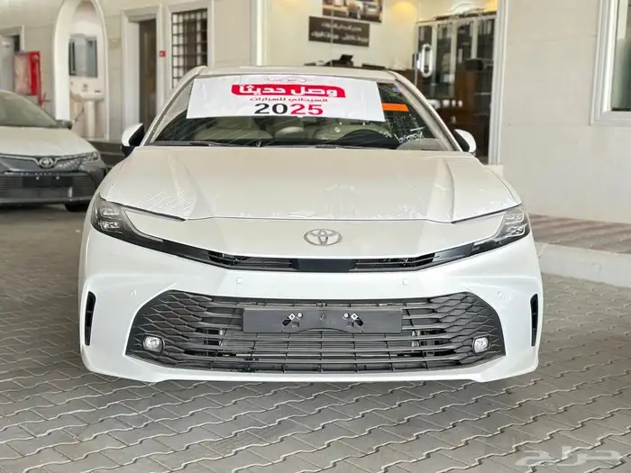 تويوتا كامري LE بنزين اللون أبيض لؤلؤي موديل 2025 تقسيط وكاش 1