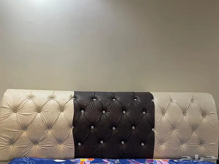 تاج سرير نفرين فخم - تنجيد كابتونيه مميزة (بيج وأسود) 0