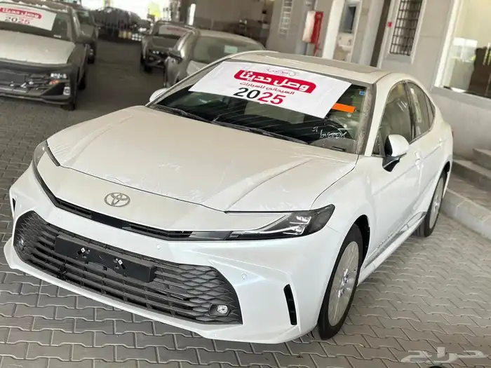 تويوتا كامري LE بنزين اللون أبيض لؤلؤي موديل 2025 تقسيط وكاش 2