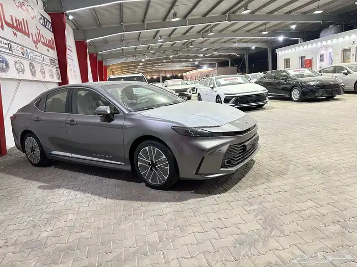 تويوتا كامري LE هايبرد اللون تيتانيوم موديل 2025 تقسيط وكاش 4