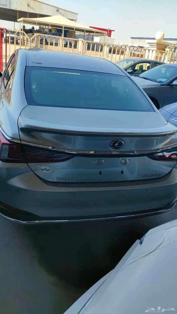 لكزس اي 300 اتش 2025 8
