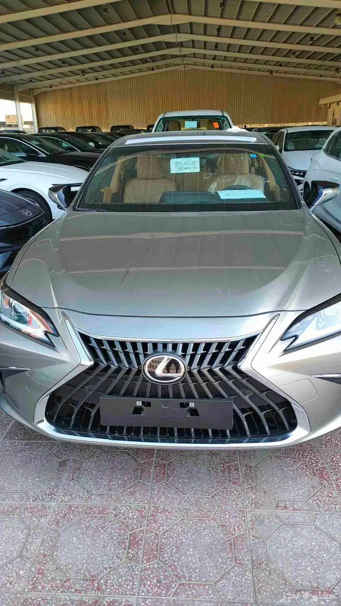 لكزس اي 300 اتش 2025 1