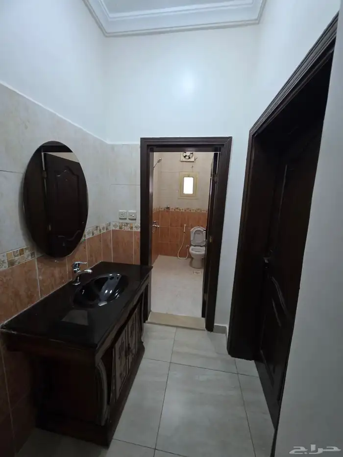 شقه 5 غرف مجدده للايجار حي المنار 3