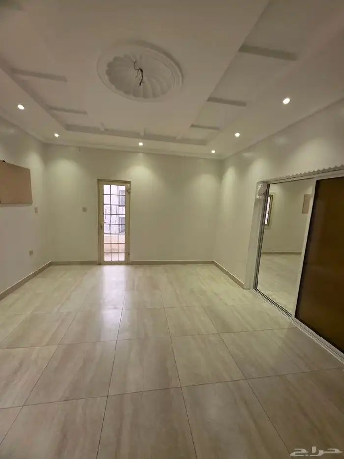 شقه 5 غرف مجدده للايجار حي المنار 1