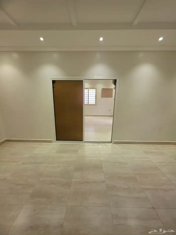 شقه 5 غرف مجدده للايجار حي المنار 2