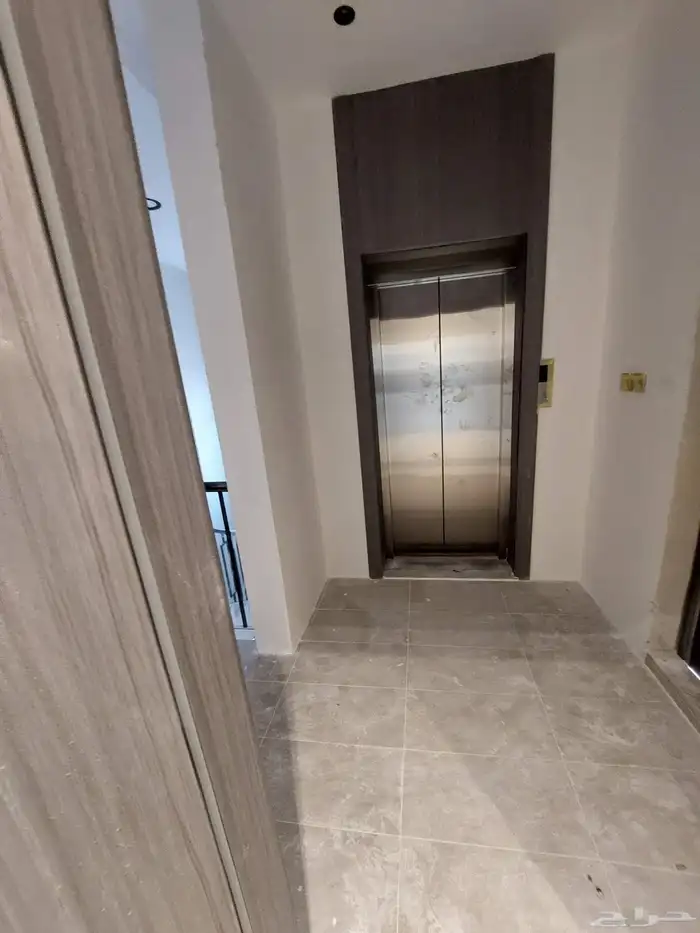 للبيع ملحق تمليك حي احد جديد 6غرف وصالة و2سطح خاص 1