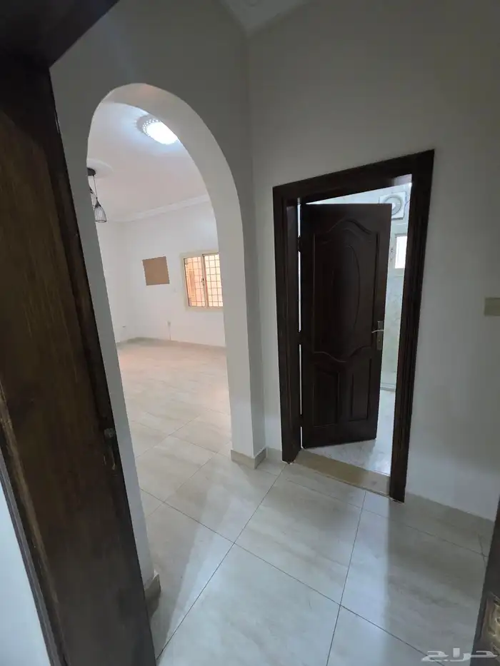 شقه 5 غرف مجدده للايجار حي المنار 7