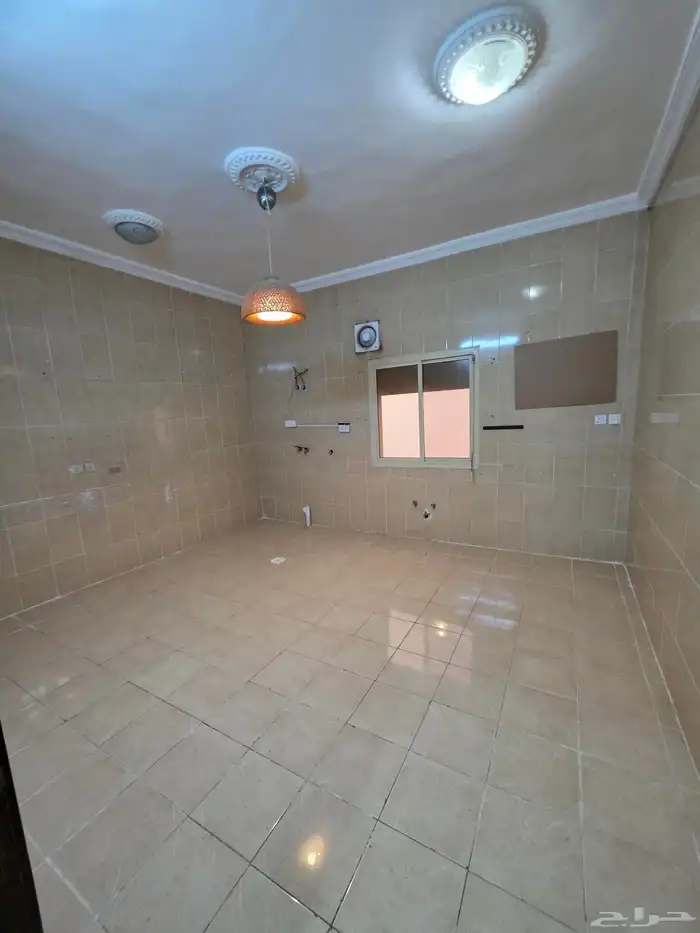 شقه 5 غرف مجدده للايجار حي المنار 8