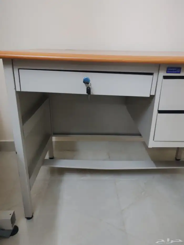 مكتب حديد جديد طول 100 سم و عرض 60 سم. 2