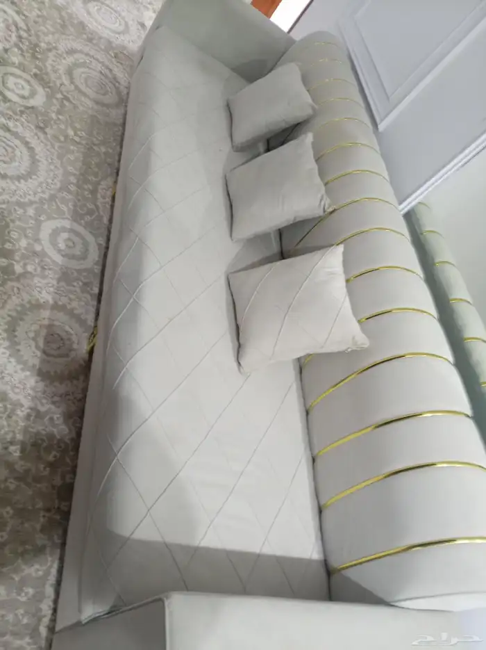 كنب مستعمل للبيع في تثليث 3 قطع طول كل قطعة مترين ونص 1