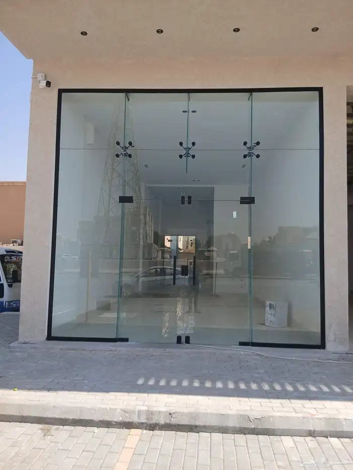 تفصيل ابواب زجاج للمحلات التجارية وجهات زجاج سكوريت 12ملي 1