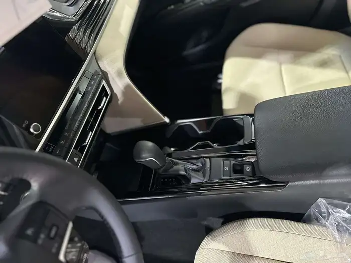 تويوتا كامري LE بنزين اللون أبيض لؤلؤي موديل 2025 تقسيط وكاش 8