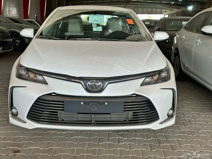 تويوتا كورلا XLi استاندر طيس 2.0 اللون أبيض موديل 2025 سعودي 2