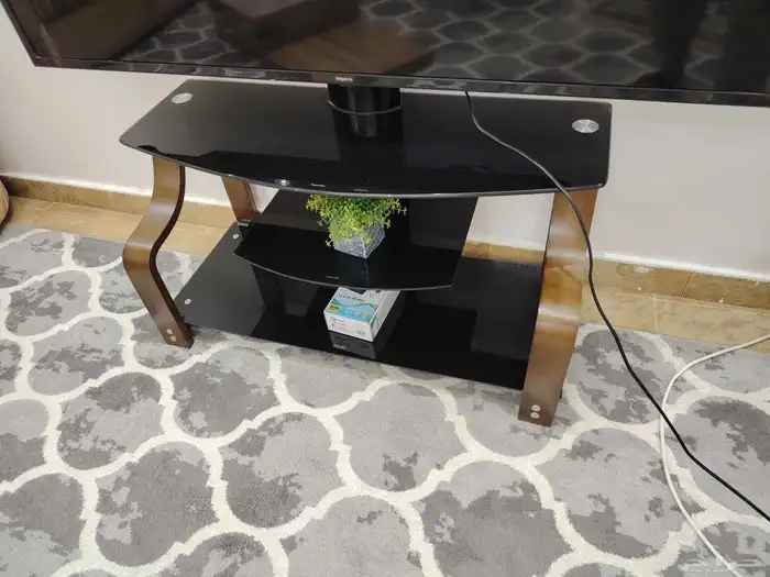 طاولة شاشه ومبرد مويه وطاولات 1