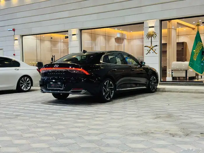 ازيرا 2022 V6 فل كامل نظيف جدا 4