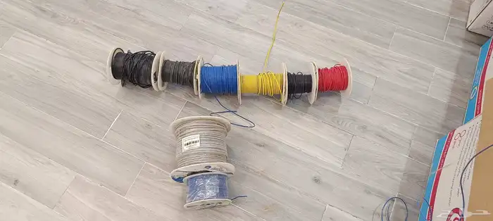 اسلاك كهربائيه لفتين كاملات الباقي ناقص منه 1